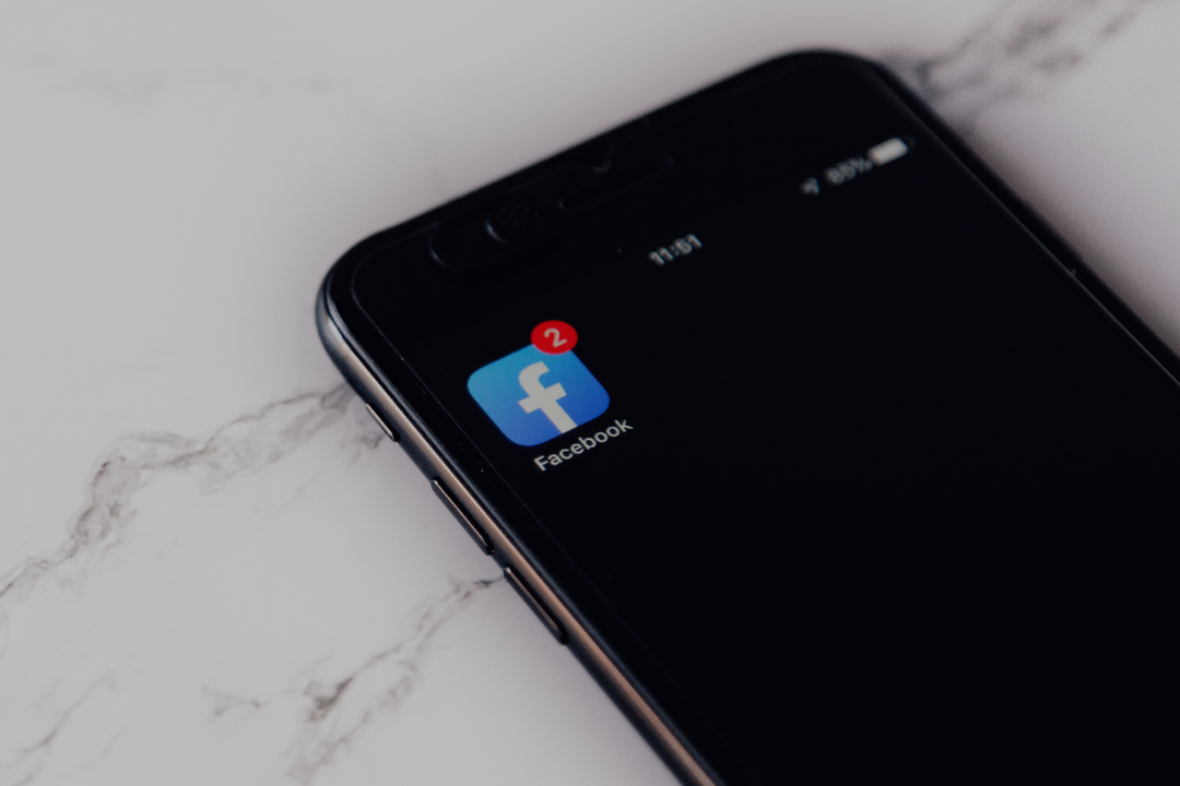 Smartphone med Facebook-appen öppen på skärmen.