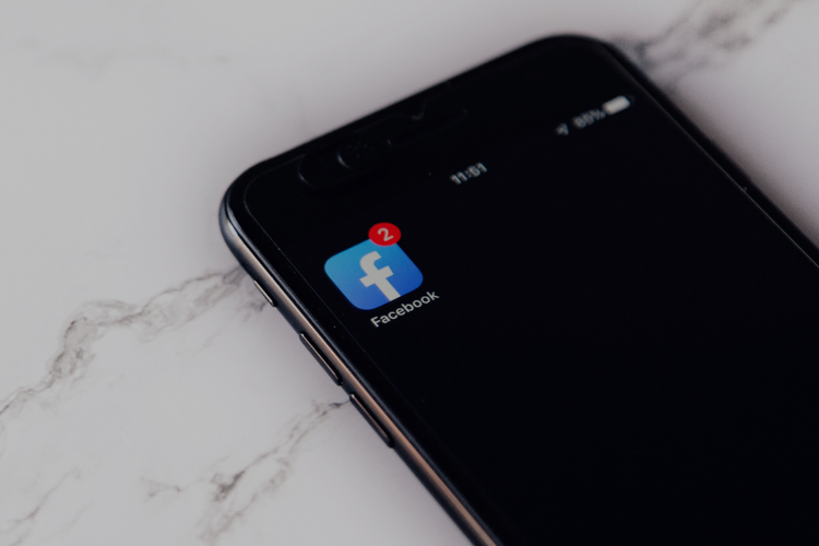 Smartphone med Facebook-appen öppen på skärmen.