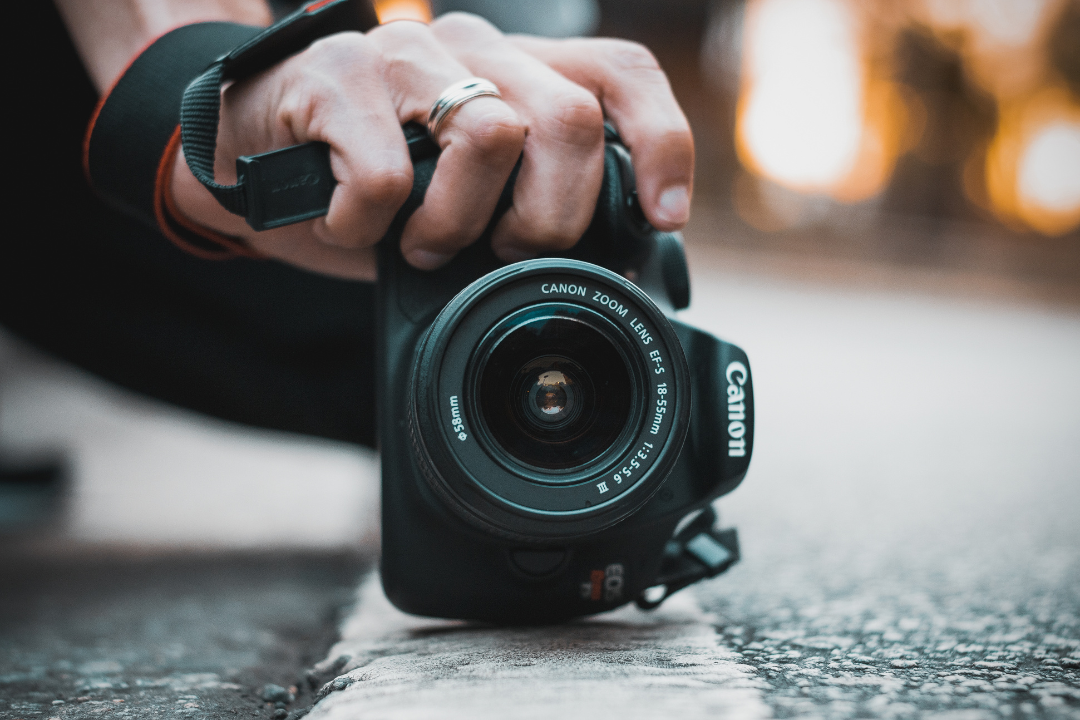 Kamera riktad mot motiv för fotografering med hög bildkvalitet.