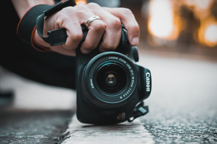 Kamera riktad mot motiv för fotografering med hög bildkvalitet.