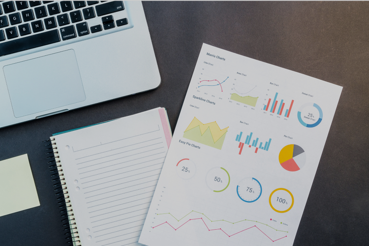 Papper med flera ikoner och diagram som illustrerar olika data och processer.